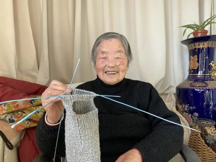 有媽的孩子像個寶！94歲媽媽「親手替69歲女兒織毛衣」怕她著涼　「一條一條織」神情專注感動網友：母愛偉大
