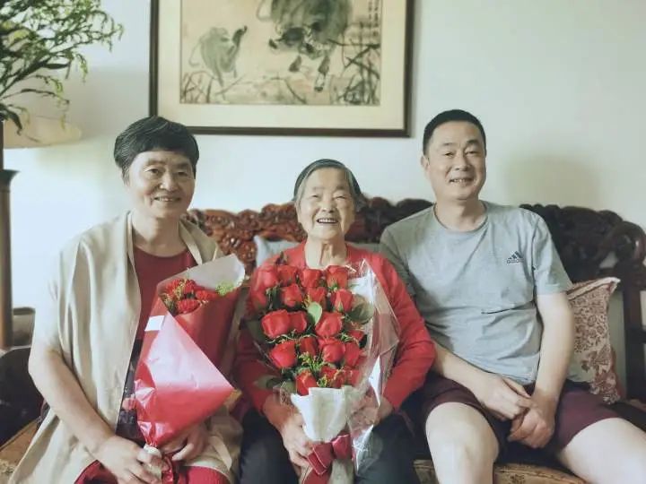 有媽的孩子像個寶！94歲媽媽「親手替69歲女兒織毛衣」怕她著涼　「一條一條織」神情專注感動網友：母愛偉大