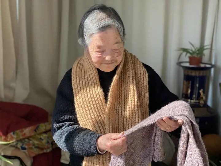 有媽的孩子像個寶！94歲媽媽「親手替69歲女兒織毛衣」怕她著涼　「一條一條織」神情專注感動網友：母愛偉大