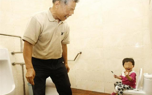 女廁門口等媽媽！3歲男童被大媽怒斥「不要臉」　寶媽霸氣回嗆「你也有孫子吧？」一秒KO