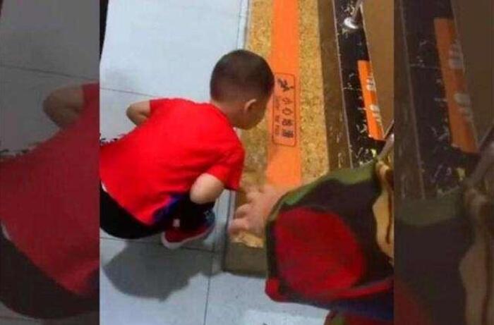 女廁門口等媽媽！3歲男童被大媽怒斥「不要臉」　寶媽霸氣回嗆「你也有孫子吧？」一秒KO