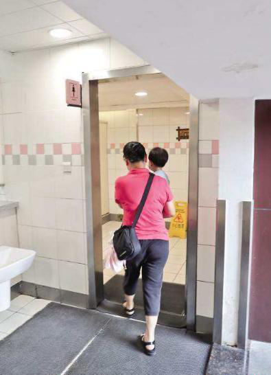 女廁門口等媽媽！3歲男童被大媽怒斥「不要臉」　寶媽霸氣回嗆「你也有孫子吧？」一秒KO