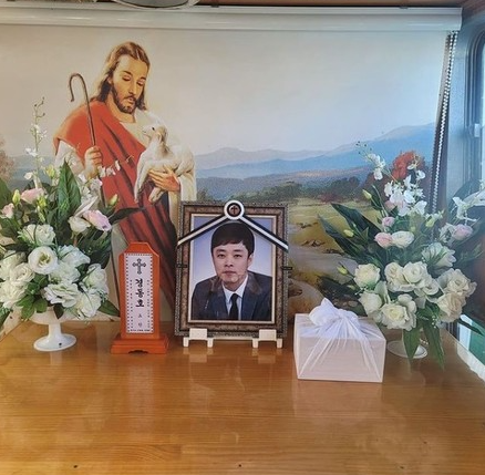 不忍兒孤單離去！39歲男星出殯6小時後「媽媽拉著他的手跟著走了」　弟弟「3天內痛失雙親」