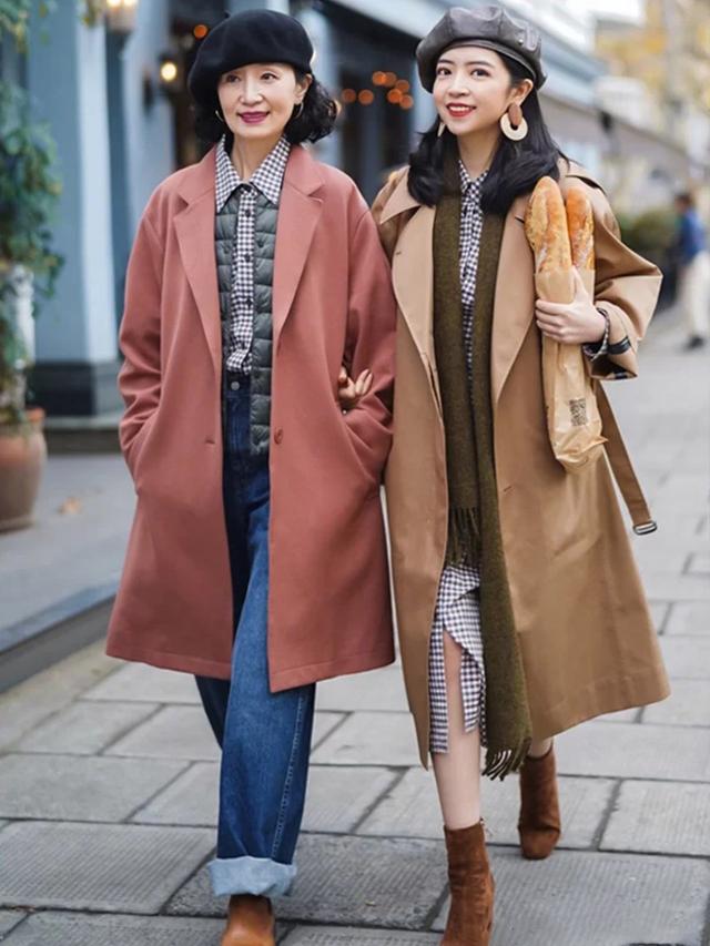 丟掉花花綠綠！57歲媽媽「教妳冬天怎麼穿」成熟卻不老氣　和女兒同框「證明越老越有魅力」