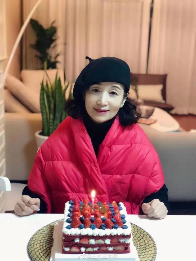 丟掉花花綠綠！57歲媽媽「教妳冬天怎麼穿」成熟卻不老氣　和女兒同框「證明越老越有魅力」