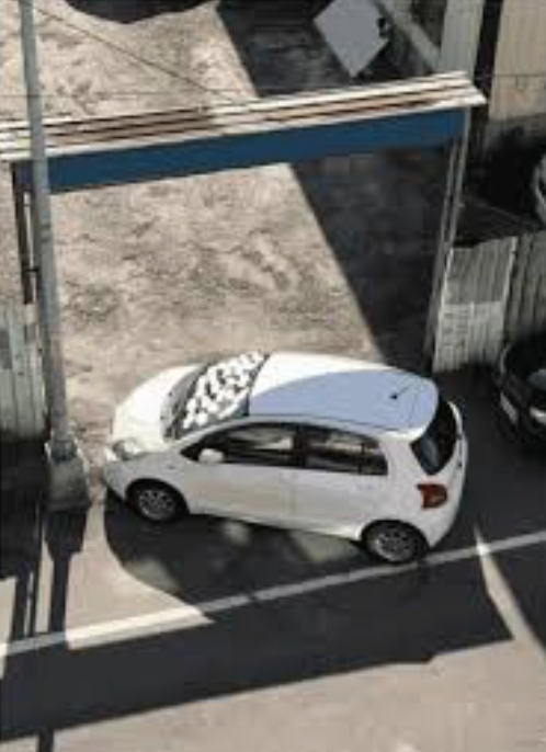 再亂停車啊！白目車主「擋住社區出入口」電話還拒接　幾天後「愛車變成蜂窩」下場更衰