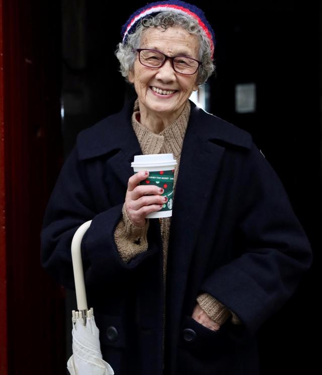 愛美不分年齡！奶奶日常穿搭上「動點小手腳」穿出慈祥和藹　「笑容是最天然化妝品」簡單自然就好看