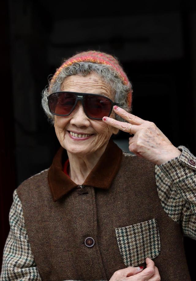 愛美不分年齡！奶奶日常穿搭上「動點小手腳」穿出慈祥和藹　「笑容是最天然化妝品」簡單自然就好看