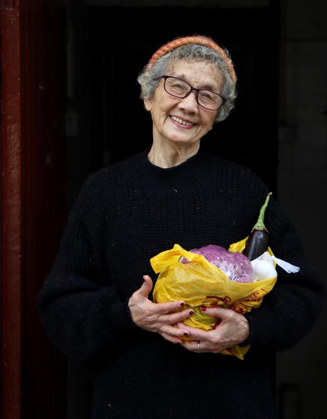 愛美不分年齡！奶奶日常穿搭上「動點小手腳」穿出慈祥和藹　「笑容是最天然化妝品」簡單自然就好看