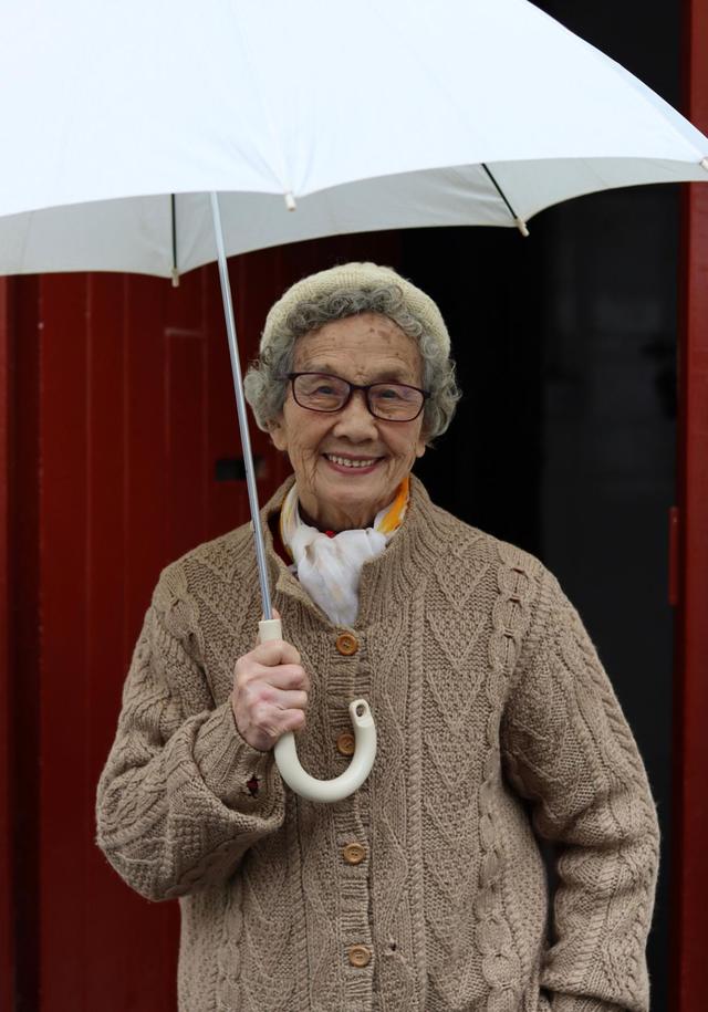 愛美不分年齡！奶奶日常穿搭上「動點小手腳」穿出慈祥和藹　「笑容是最天然化妝品」簡單自然就好看