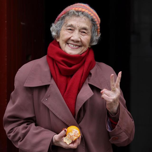 愛美不分年齡！奶奶日常穿搭上「動點小手腳」穿出慈祥和藹　「笑容是最天然化妝品」簡單自然就好看