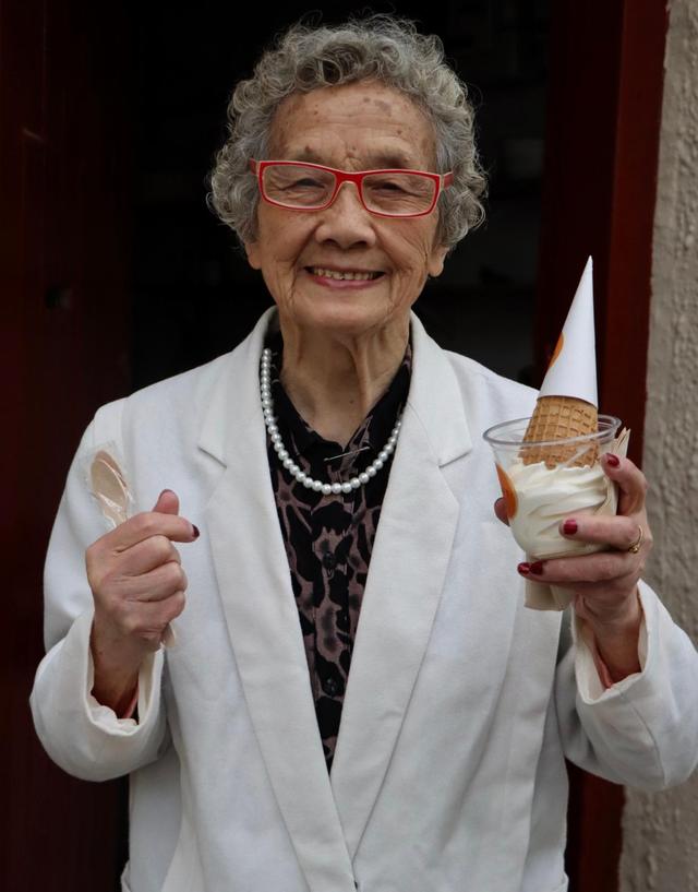 愛美不分年齡！奶奶日常穿搭上「動點小手腳」穿出慈祥和藹　「笑容是最天然化妝品」簡單自然就好看