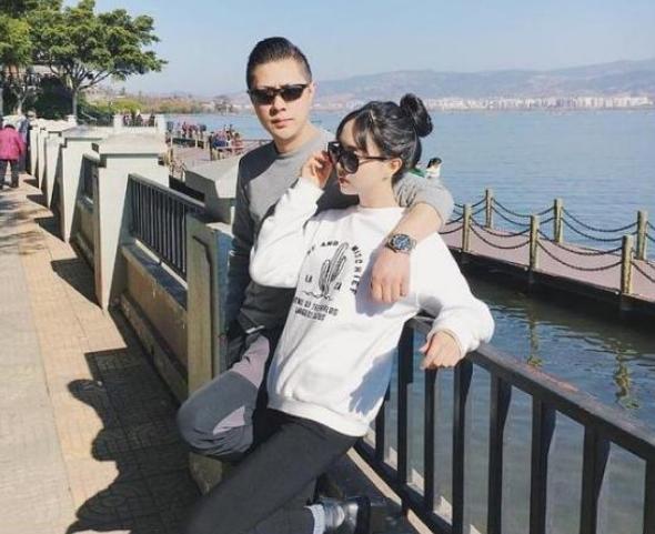 相差28歲！逆齡老爸和女兒「勾肩搭背逛街」　被誤認為「一對甜蜜情侶」女兒苦惱：找男友難