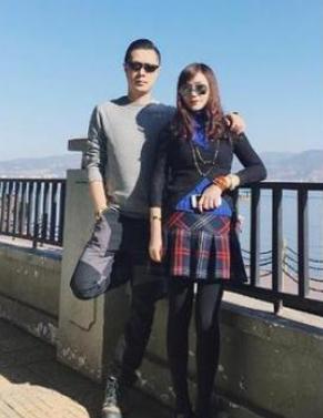 相差28歲！逆齡老爸和女兒「勾肩搭背逛街」　被誤認為「一對甜蜜情侶」女兒苦惱：找男友難
