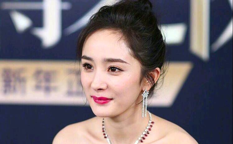 被問銀行卡存款！楊冪坦言錢「都歸爸爸管」只定期拿零用錢　隨後「金額曝光」：果然貧窮限制了想象