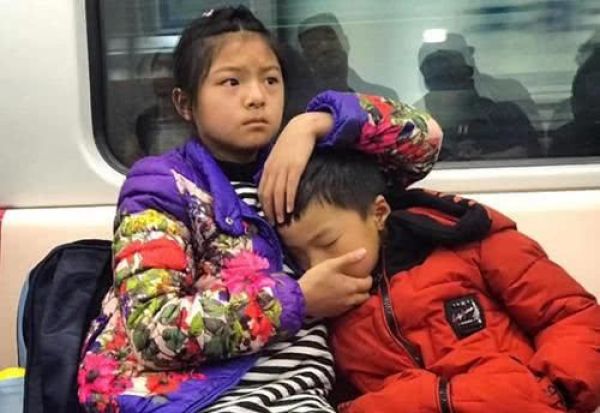 姐姐將弟弟「藏懷裡」怕他著涼！媽媽疑惑兒子過於安靜　上前拉開衣服「真相暴露」瞬間紅了眼