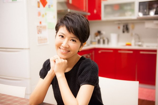 嚮往田園！阿嬌砸千萬「買90坪山中別墅」邀爸媽同住　走進廚房「中西合璧超亮眼」無敵露臺可種菜