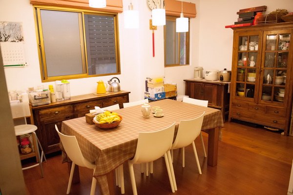 嚮往田園！阿嬌砸千萬「買90坪山中別墅」邀爸媽同住　走進廚房「中西合璧超亮眼」無敵露臺可種菜