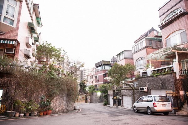 嚮往田園！阿嬌砸千萬「買90坪山中別墅」邀爸媽同住　走進廚房「中西合璧超亮眼」無敵露臺可種菜