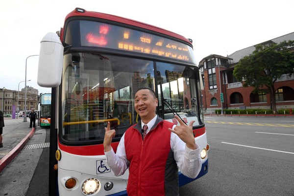 花1年考駕照！邰智源「突跑去當公車司機」一切從零學起　網友佩服「大哥說到做到」：敬業態度無人敵