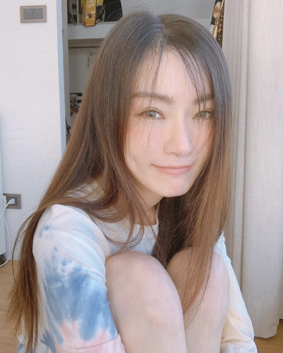 從不開口喊媽！謝金燕「辣穿深U連身」從3層樓空降　22歲兒子「藏十年首現身」全家團圓了