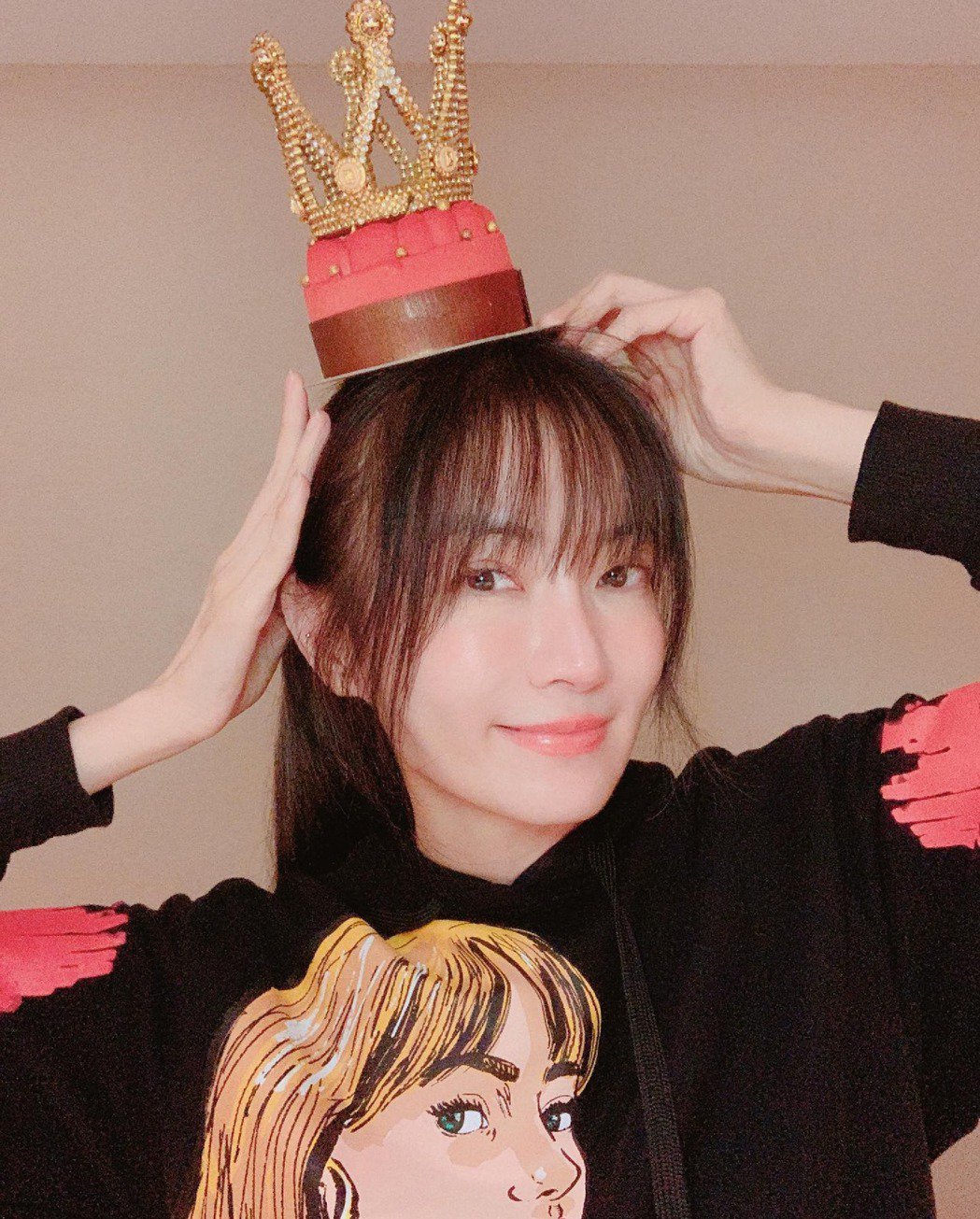 從不開口喊媽！謝金燕「辣穿深U連身」從3層樓空降　22歲兒子「藏十年首現身」全家團圓了