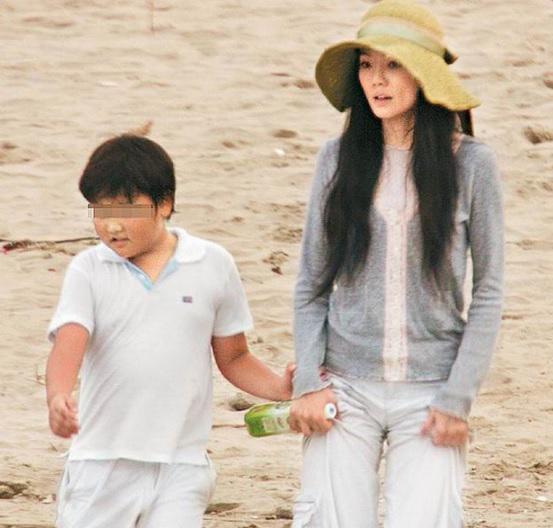 從不開口喊媽！謝金燕「辣穿深U連身」從3層樓空降　22歲兒子「藏十年首現身」全家團圓了