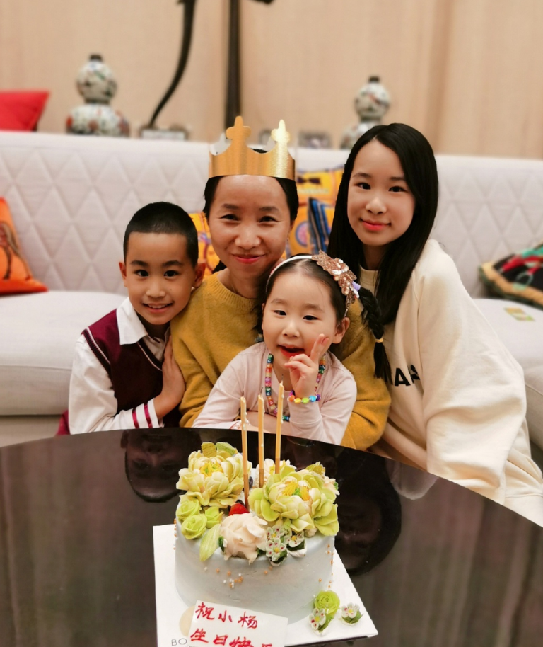 相伴13年親如家人！趙文卓全家「為保姆慶生」送奢華大禮出手超闊綽　「三子女合照」盡顯好家教