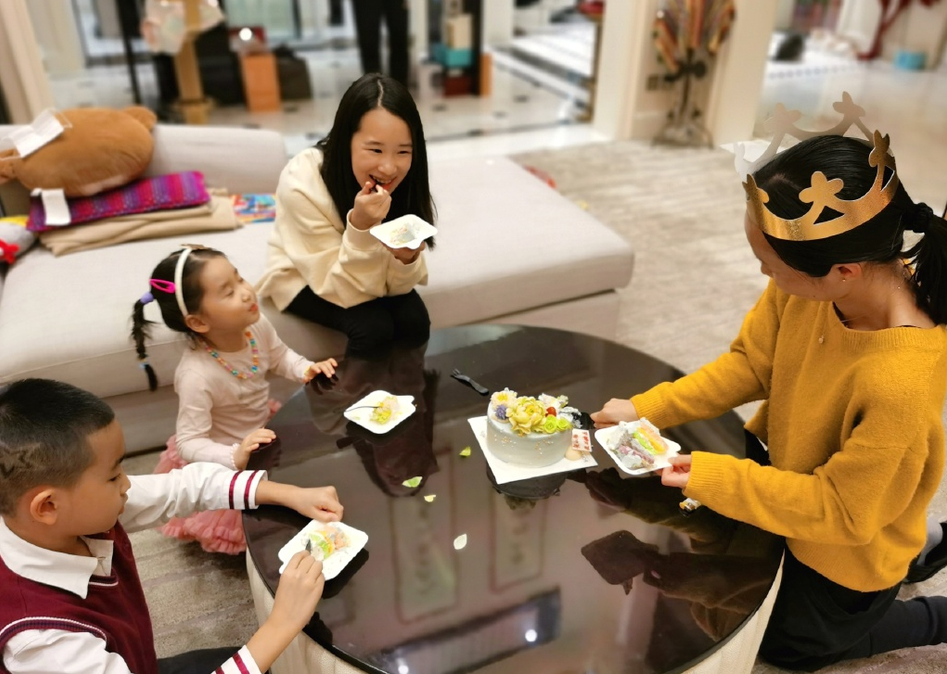 相伴13年親如家人！趙文卓全家「為保姆慶生」送奢華大禮出手超闊綽　「三子女合照」盡顯好家教