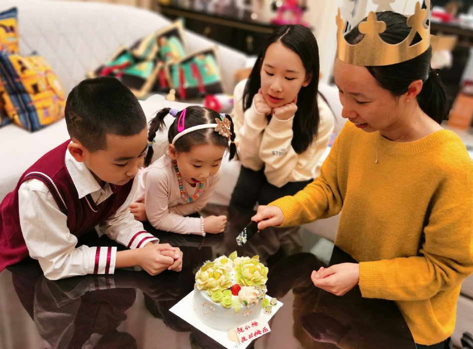 相伴13年親如家人！趙文卓全家「為保姆慶生」送奢華大禮出手超闊綽　「三子女合照」盡顯好家教