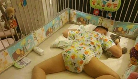 33歲仍穿紙尿褲！巨嬰「吃飯靠餵、睡覺要哄」父母24小時伺候　姐姐辛苦扛家計：他智力正常