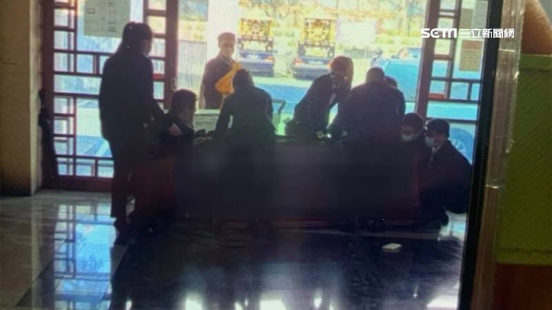 觸犯大忌！龍巖禮儀師「走到一半摔棺」下跪求家屬原諒　老闆出面「還原當時狀況」懲處曝光