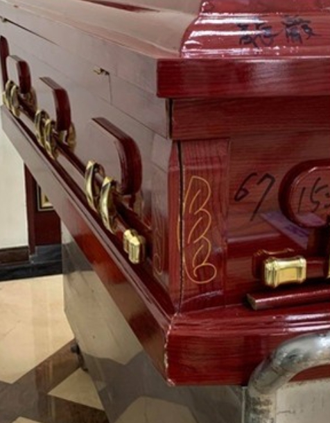 觸犯大忌！龍巖禮儀師「走到一半摔棺」下跪求家屬原諒　老闆出面「還原當時狀況」懲處曝光