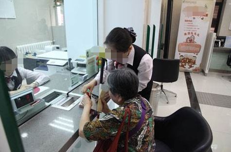 還能兌現嗎？80歲阿公搞衛生翻出「60年前巨額存單」　銀行查證「此單有效」老人：我不取了