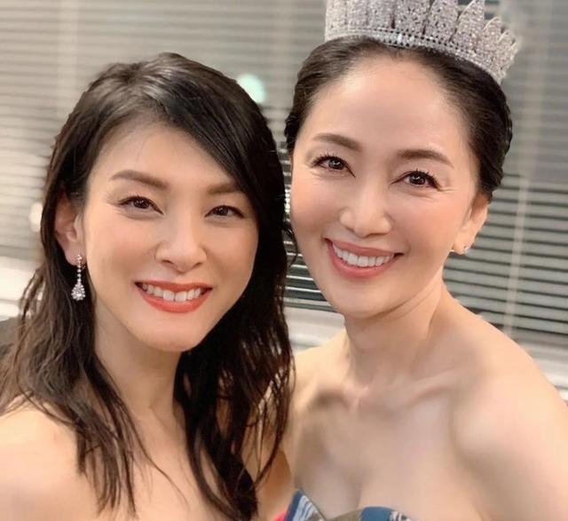52歲照樣很美！素人大媽「選美大賽奪冠」優雅氣質爆紅　被拍到「私下穿搭」簡單就很美
