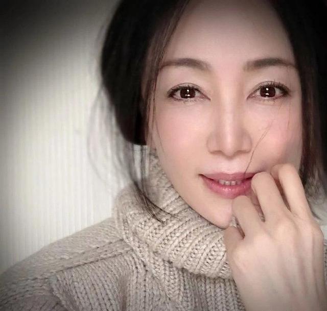 52歲照樣很美！素人大媽「選美大賽奪冠」優雅氣質爆紅　被拍到「私下穿搭」簡單就很美