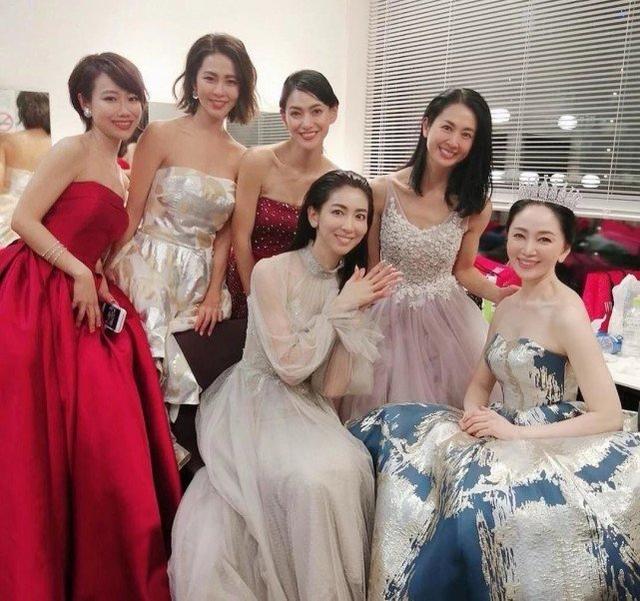 52歲照樣很美！素人大媽「選美大賽奪冠」優雅氣質爆紅　被拍到「私下穿搭」簡單就很美