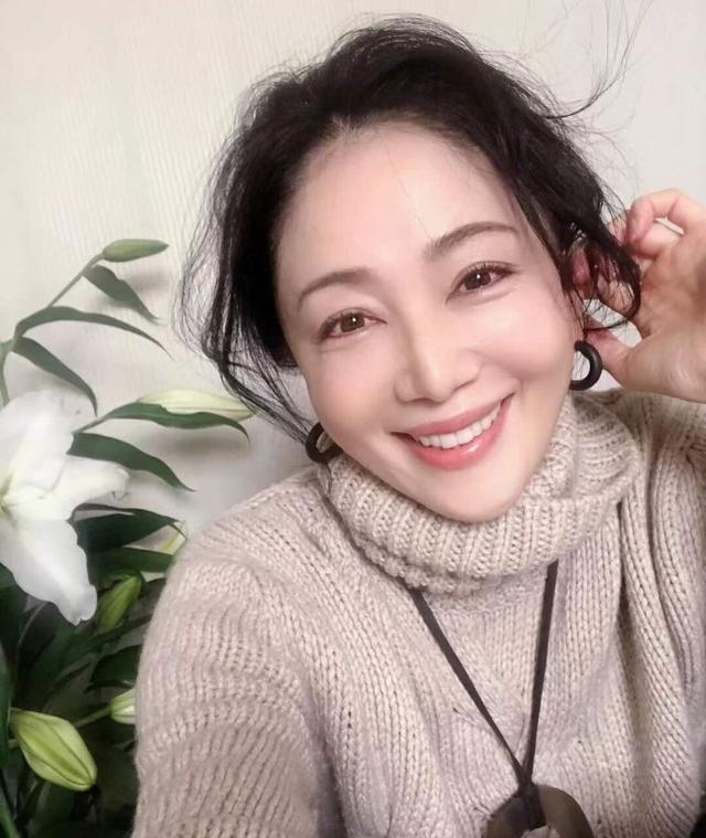 52歲照樣很美！素人大媽「選美大賽奪冠」優雅氣質爆紅　被拍到「私下穿搭」簡單就很美
