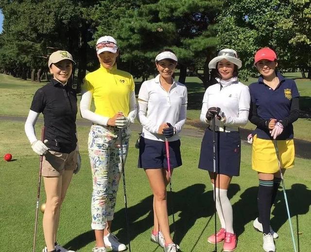 52歲照樣很美！素人大媽「選美大賽奪冠」優雅氣質爆紅　被拍到「私下穿搭」簡單就很美