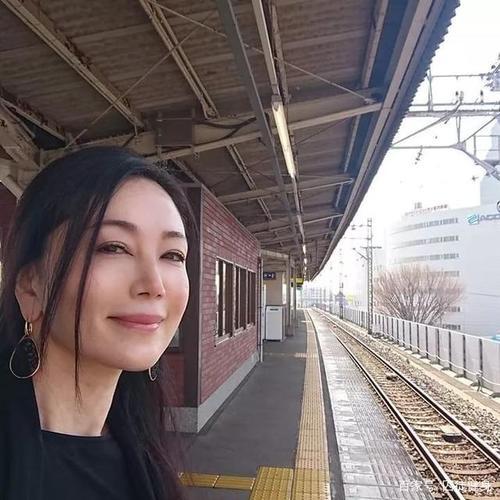 52歲照樣很美！素人大媽「選美大賽奪冠」優雅氣質爆紅　被拍到「私下穿搭」簡單就很美
