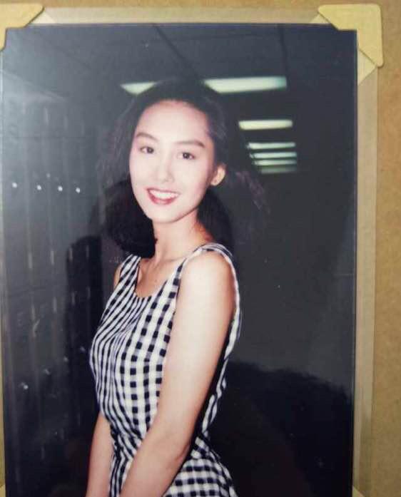 朱茵一家3口罕同框！49歲「紫霞仙子」素顏出鏡氣質佳　8歲女兒「顏值逆襲」五官越發精緻秀氣