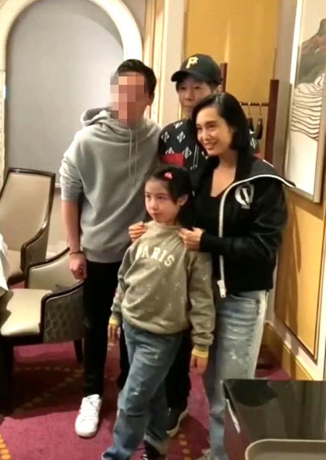 朱茵一家3口罕同框！49歲「紫霞仙子」素顏出鏡氣質佳　8歲女兒「顏值逆襲」五官越發精緻秀氣