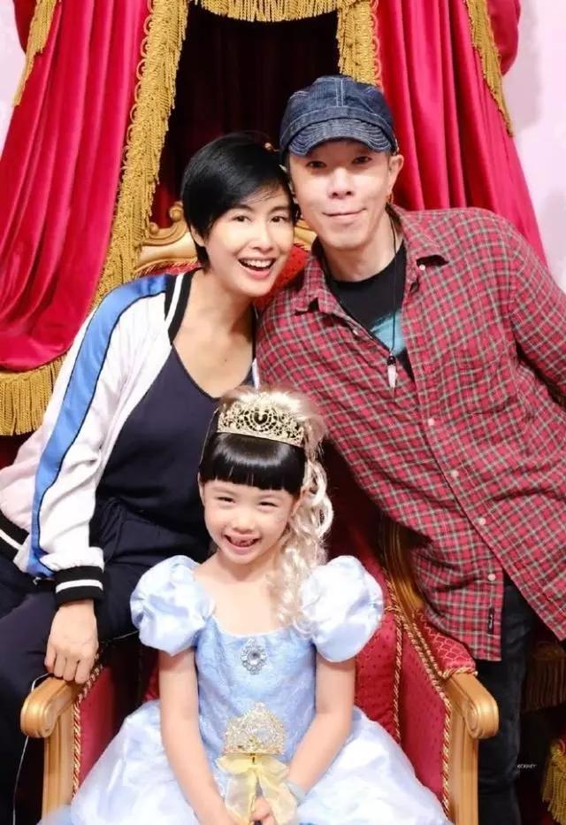 朱茵一家3口罕同框！49歲「紫霞仙子」素顏出鏡氣質佳　8歲女兒「顏值逆襲」五官越發精緻秀氣
