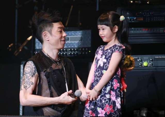 朱茵一家3口罕同框！49歲「紫霞仙子」素顏出鏡氣質佳　8歲女兒「顏值逆襲」五官越發精緻秀氣