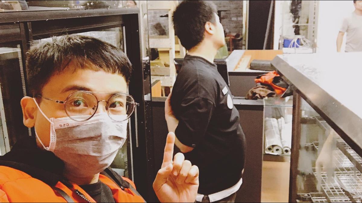 不捨員工受苦！《食尚玩家》阿松咬牙「空燒包子店800萬租金」承諾不收店　坦承「向愛妻周轉硬撐」近況曝光
