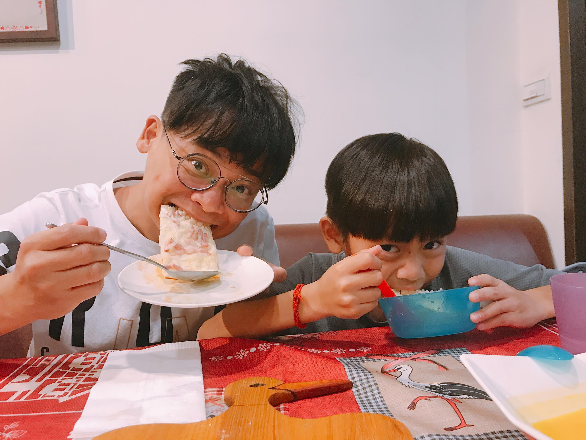 不捨員工受苦！《食尚玩家》阿松咬牙「空燒包子店800萬租金」承諾不收店　坦承「向愛妻周轉硬撐」近況曝光