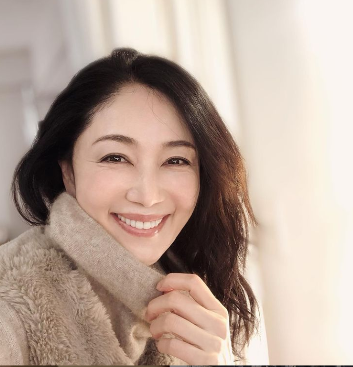 52歲照樣很美！素人大媽「選美大賽奪冠」優雅氣質爆紅　被拍到「私下穿搭」簡單就很美