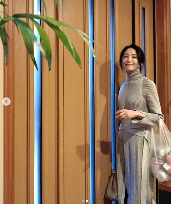 52歲照樣很美！素人大媽「選美大賽奪冠」優雅氣質爆紅　被拍到「私下穿搭」簡單就很美