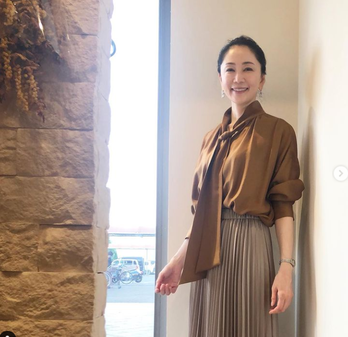 52歲照樣很美！素人大媽「選美大賽奪冠」優雅氣質爆紅　被拍到「私下穿搭」簡單就很美