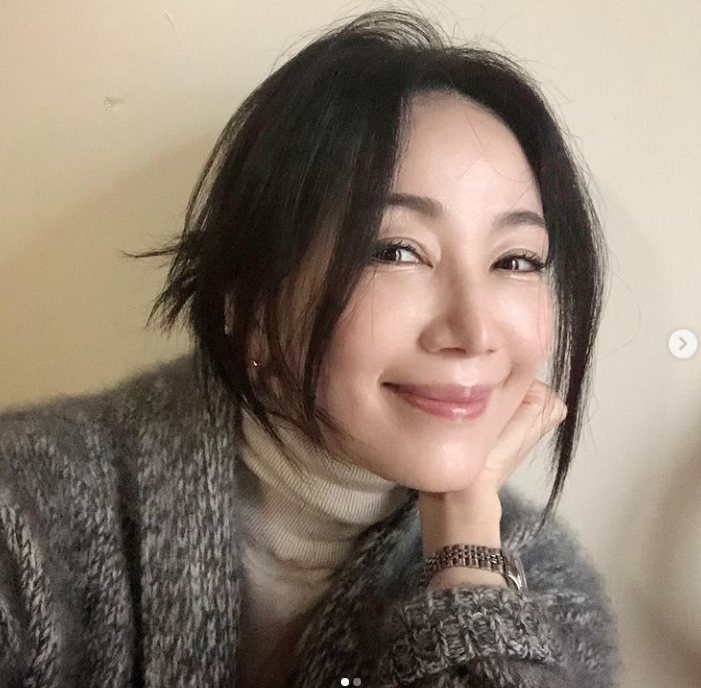 52歲照樣很美！素人大媽「選美大賽奪冠」優雅氣質爆紅　被拍到「私下穿搭」簡單就很美